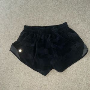 LULULEMON LOW RISE HOTTIE HOTS CAMO!!